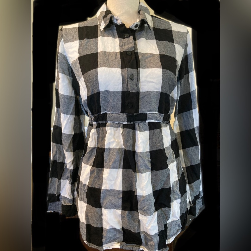 Adorable maternity top with ties for expanding options.